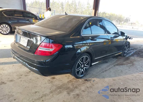 2013 Mercedes-Benz C 250 Sport z USA, uszkodzony, nr VIN WDDGF4HB4DR262945